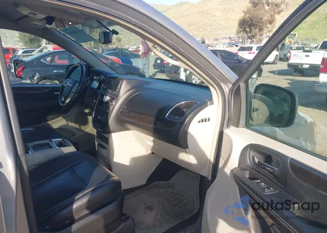 2016 Chrysler Town & Country Touring z USA, uszkodzony, nr VIN 2C4RC1BG5GR213380